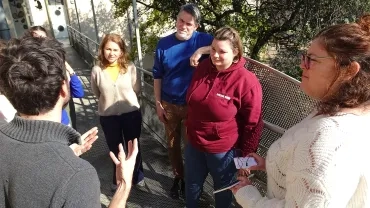 Un animateur fait une présentation devant un groupe d'adultes