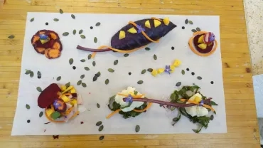 un assemblage de diverses bouts de légumes créant un ensemble artistique