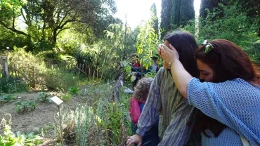 une adulte bande les yeux d'une autre