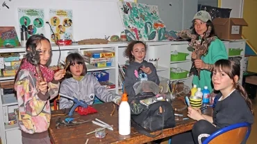 des enfants montrent leurs réalisations en éléments naturels