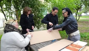 4 adultes fabriquent un tunnel en carton