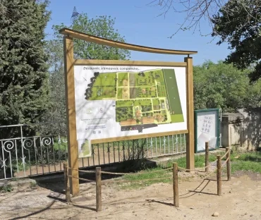 Plan de l'Écolothèque sur un support en bois à l'extérieur