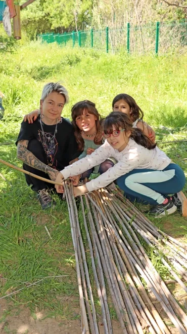 Un groupe d'enfants et leur animatrice nouent des cannes de Provence