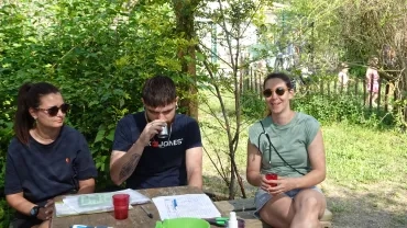 Trois adultes jouent à un Kim odeur