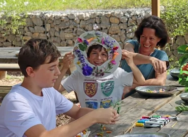 deux enfants et une mère montrent leurs créations en éléments naturels