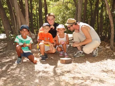 Un groupe d'enfants et leurs animateurs prennent en photo des arbres