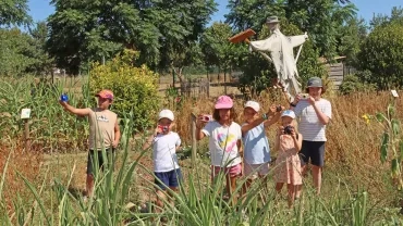un groupe d'enfants pose avec des appareils photos