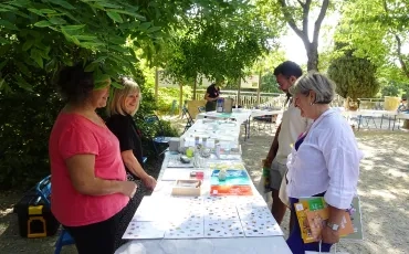 deux adultes présentent des outils pédagogiques à deux autres adultes