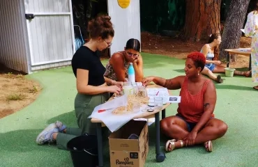 Trois personnes sont devant une table est fabrique des boules de graisse 