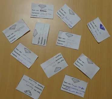 Les étiquettes des participants avec leurs noms de super-héros, leurs points forts et leurs points faibles