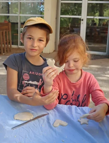 deux enfants montrent un renard en pâte à sel