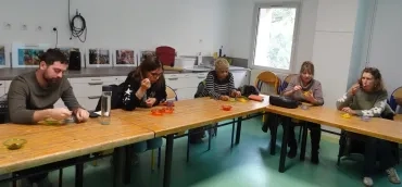 Les participants goûtent 2 compotes, une est colorée par du colorant, l'autre non.