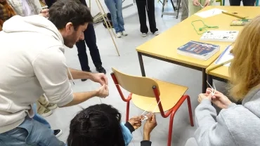 L'animateur et les participants réalisent des nœuds de tendeur
