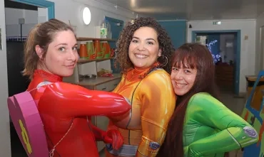 trois animatrices sont déguisées en super héroïnes