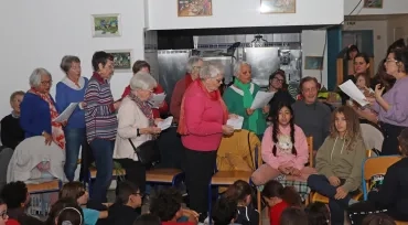 un groupe de personnes âgées chantent
