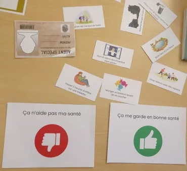 Les différentes cartes actions, et la carte d'agent des différents joueurs.