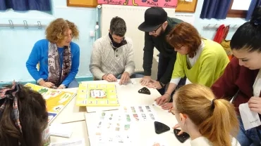 Les participants retrouvent les graines qui correspondent à leurs plantes.