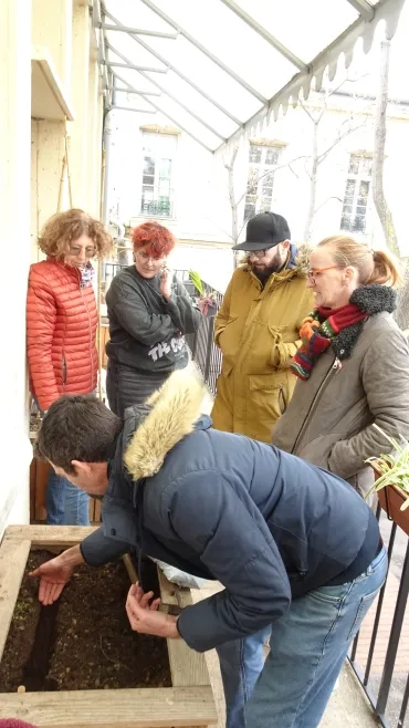 Le participants réalise un sillon pour semer.