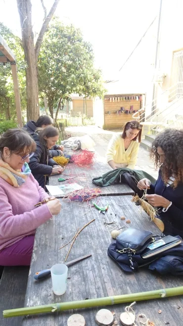Des participantes réalisent des créations à partir d'éléments naturels.