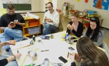 Les participants peignent des pots en céramique.