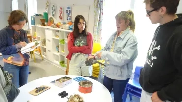 Les participants regardent l'anatomie d'une aile d'oiseau.