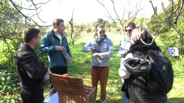 Des participants devinent des textures lors d'une courses d'orientation.