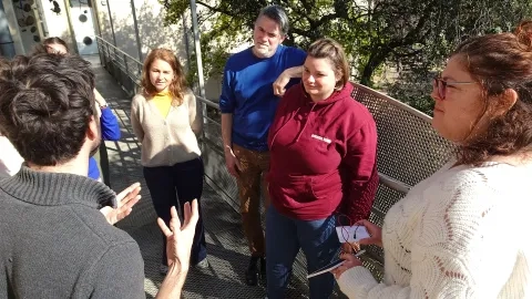 Un animateur fait une présentation devant un groupe d'adultes