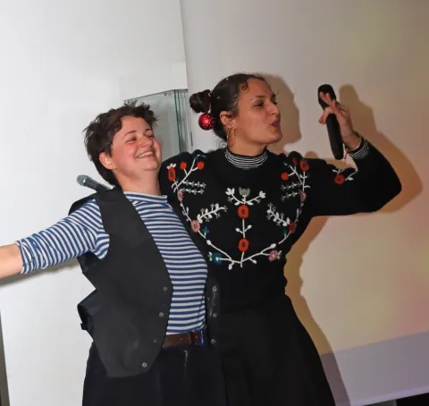 deux animatrices saluent