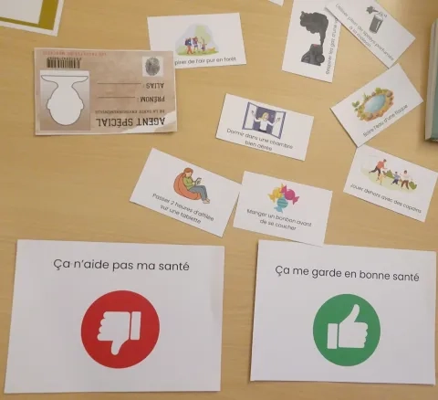 Les différentes cartes actions, et la carte d'agent des différents joueurs.