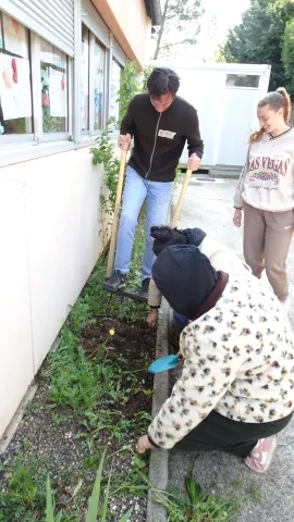 Les participants travaillent la terre avant de semer et planter.