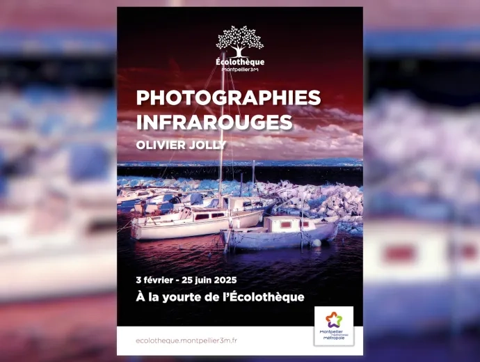 Affiche de l'exposition « Photographies Infrarouges » avec des vateaux sur l'eau dans des teintes rougeâtres