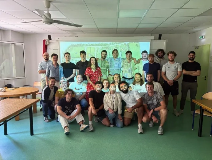 Etudiants du master GREEN en groupe devant l'écran de présentation de l'Ecolothèque
