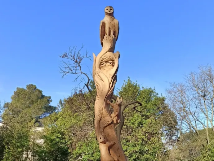 Photo du totem sculpté avec une chouette et deux écureuils