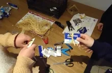 Des adultent fabriquent des portes-monnaie en briques de lait 