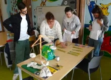 Des adultes essayent de résoudre les énigmes de l'escape game "Arbori's code"