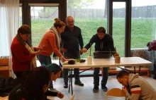 Un animateur montre le noeud tendeur, des adultes sont autour  