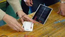 Un petit panneau photovoltaïque branché 