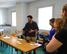 Un animateur présente une maquette d'éolienne 