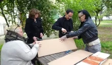 4 adultes fabriquent un tunnel en carton