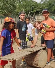 Un groupe d'enfants et leur animateur montrent des perceuses