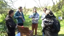 Des participants devinent des textures lors d'une courses d'orientation.