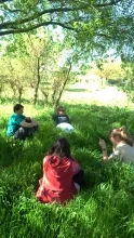 Les participants écoutent les différents chants d'oiseaux qui les entourent.