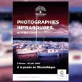 Affiche de l'exposition « Photographies Infrarouges » avec des vateaux sur l'eau dans des teintes rougeâtres