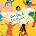 des jeunes tiennent un tissus où est ecrit "On fait la paix"
