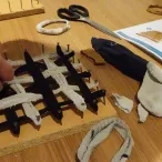 Gros plan sur les mains d'une adulte qui fabrique une éponge tawashi