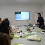 présentation d'une diapositive par un animateur à un groupe d'adultes 