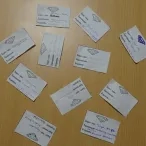 Les étiquettes des participants avec leurs noms de super-héros, leurs points forts et leurs points faibles