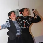 deux animatrices saluent