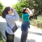 Les participants observent des oiseaux avec des jumelles.