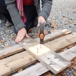 une adulte utilise un marteau
